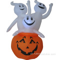 Decoração de Halloween com fantasmas brancos infláveis ​​com abóbora
